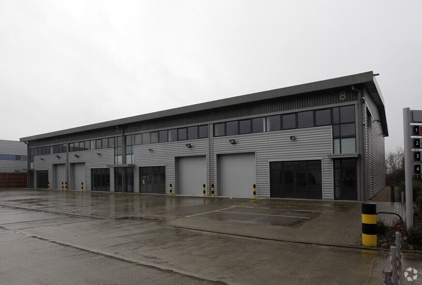 Commerce Way, Croydon to rent - Building Photo - Image 1 of 5