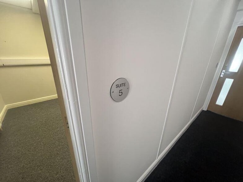 196 Belmont Rd, Bolton to rent - Interior Photo - Image 2 of 20