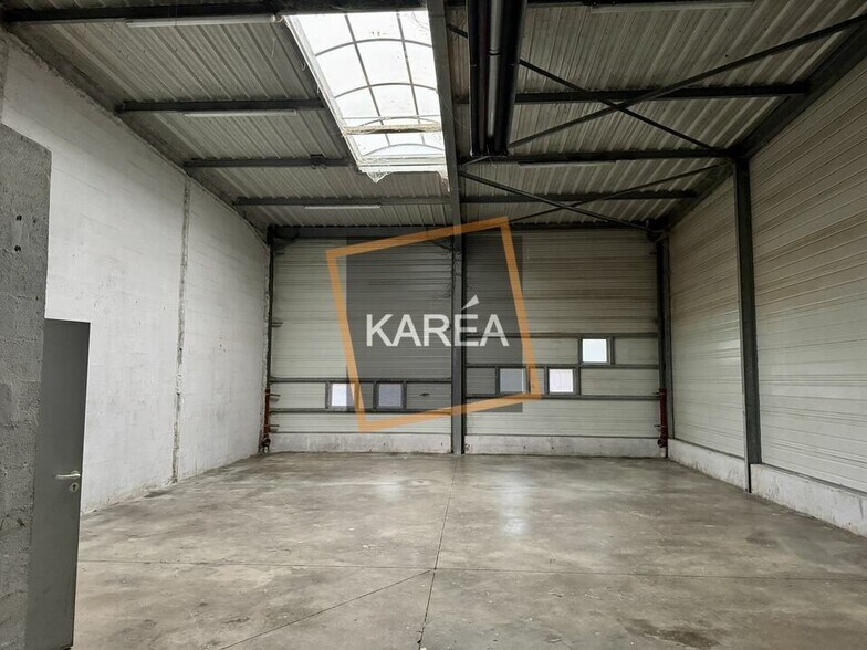 Light Industrial in Chessy to rent - Interior Photo - Image 2 of 5