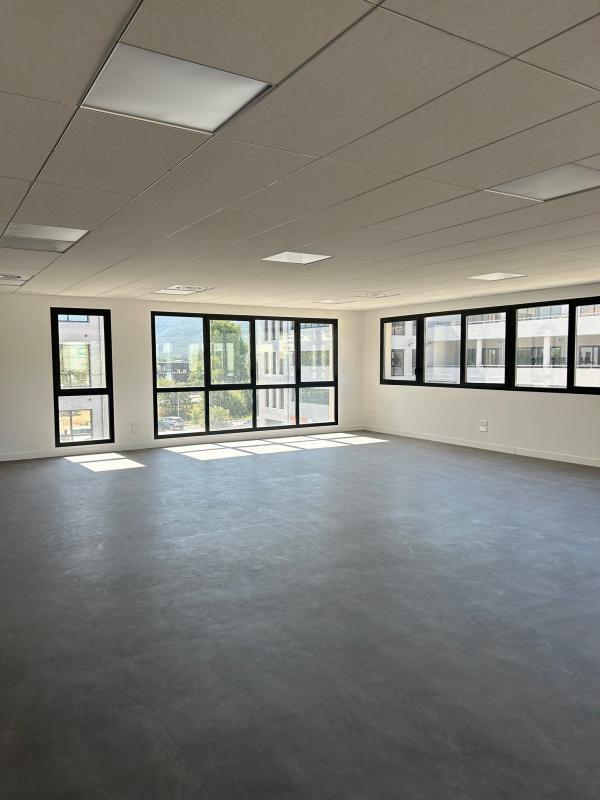 Office in Aubagne to rent Building Photo- Image 1 of 7