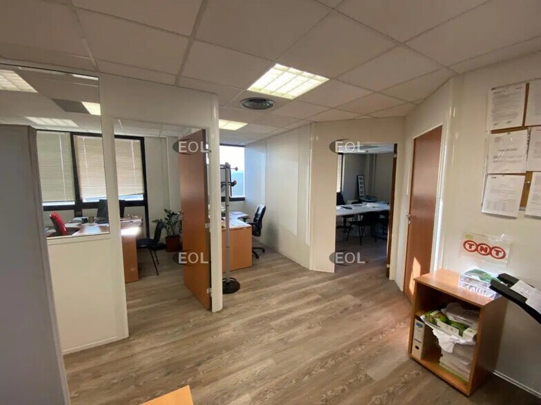 Office in Vitrolles to rent - Interior Photo - Image 2 of 14