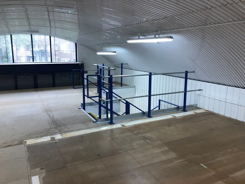 Pinchin St, London to rent - Building Photo - Image 3 of 4