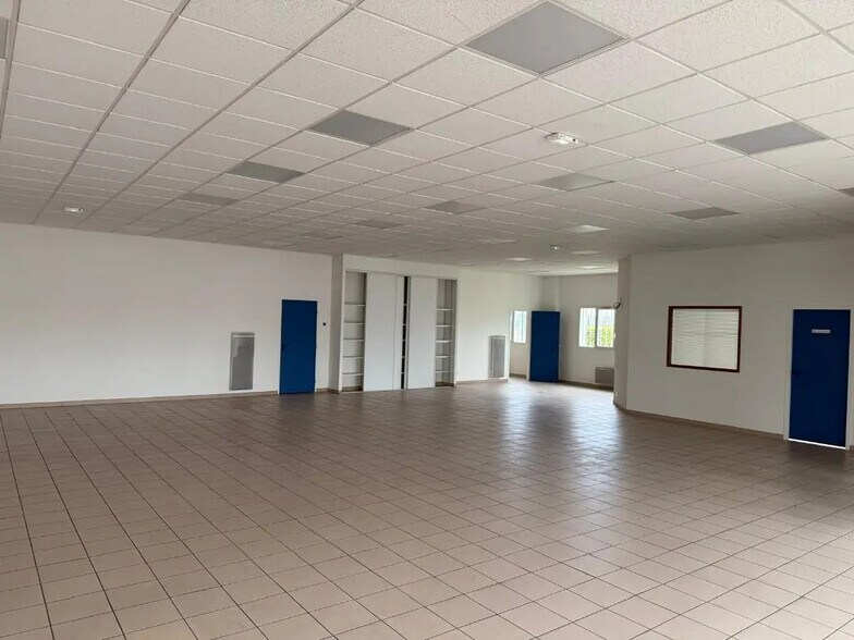 Light Industrial in Saint-Apollinaire to rent - Interior Photo - Image 3 of 7