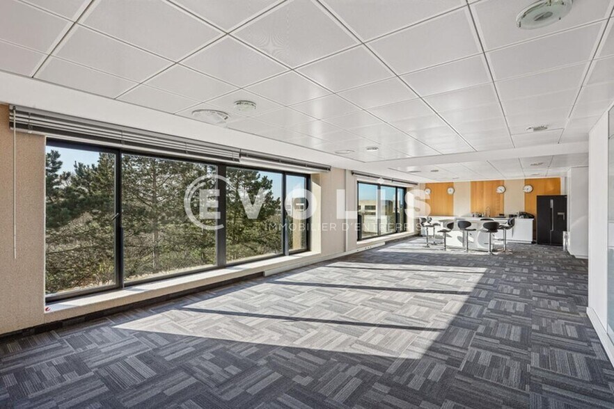 Office in Lieusaint to rent - Building Photo - Image 3 of 10
