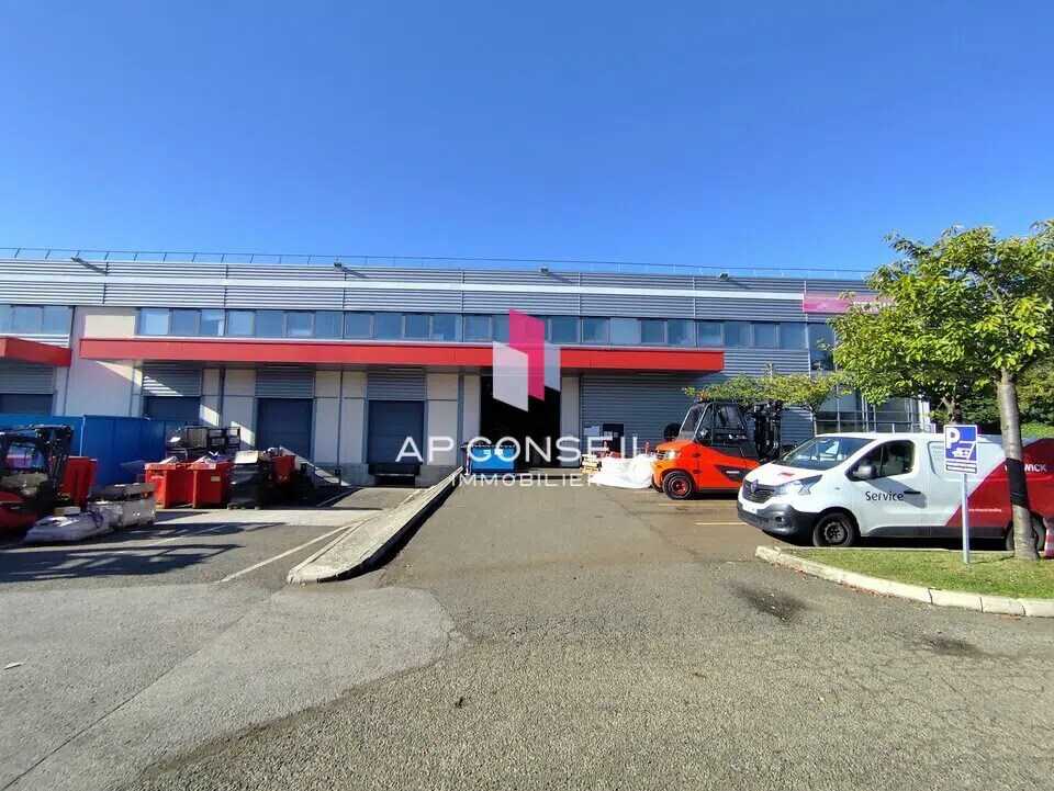 Office in Trappes to rent Building Photo- Image 1 of 7