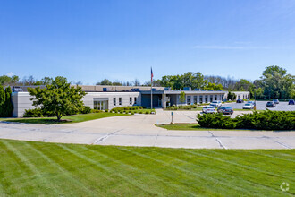 1000 W Donges Bay Rd, Mequon, WI for rent Building Photo- Image 1 of 5