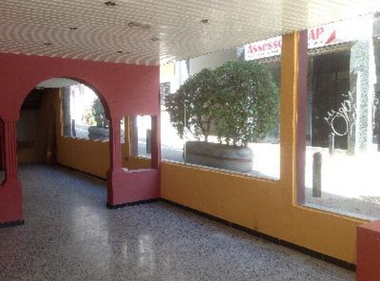 Cornellà de Llobregat, BAR 08940 - - - Interior Photo - Image 2 of 4