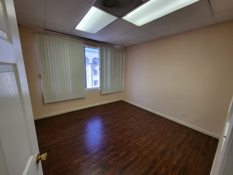 3850 Wilshire Blvd, Los Angeles, CA for rent - Interior Photo - Image 2 of 5