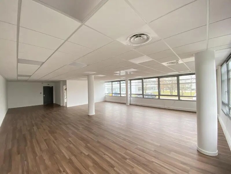 Office in Saint-Priest to rent Interior Photo- Image 1 of 16