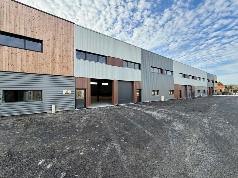 Light Industrial in Viarmes to rent - Building Photo - Image 2 of 9