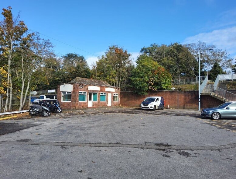 Station Parade, Virginia Water to rent - Building Photo - Image 2 of 2