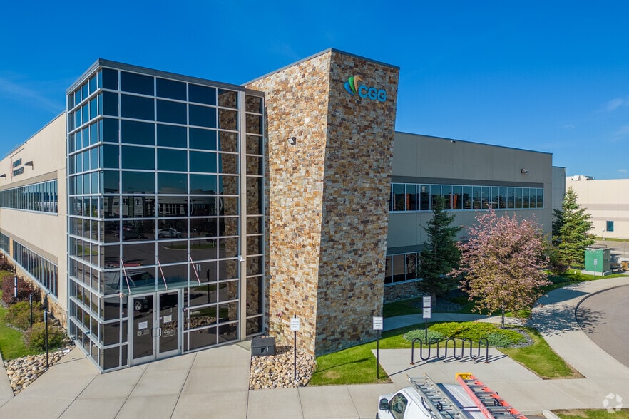 3675 63rd Ave NE, Calgary, AB to rent - Building Photo - Image 3 of 8