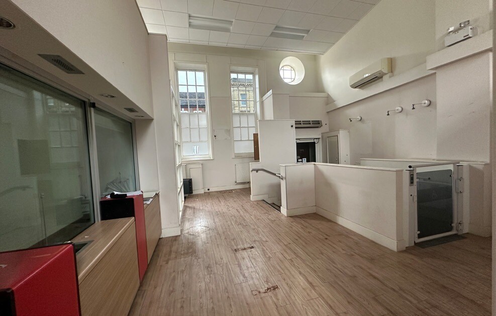 17 Market Pl, Blandford Forum to rent Interior Photo- Image 1 of 11