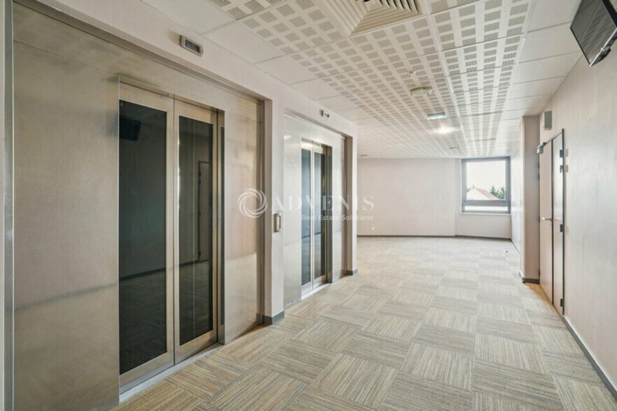 Industrial in Villiers-sur-Marne to rent - Lobby - Image 3 of 12
