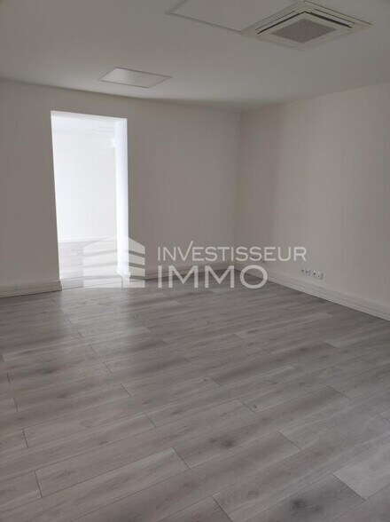 Office in Noisy Le Grand to rent - Interior Photo - Image 3 of 5