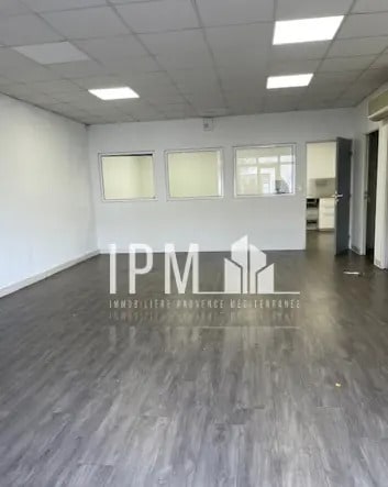 Retail in Gémenos to rent Interior Photo- Image 1 of 5