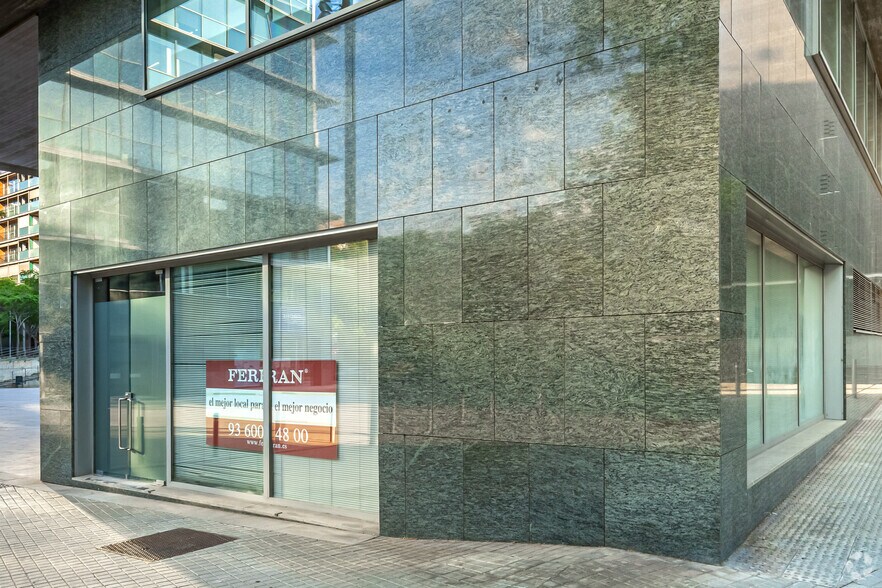 Retail in Barcelona, Barcelona to rent - Building Photo - Image 1 of 2