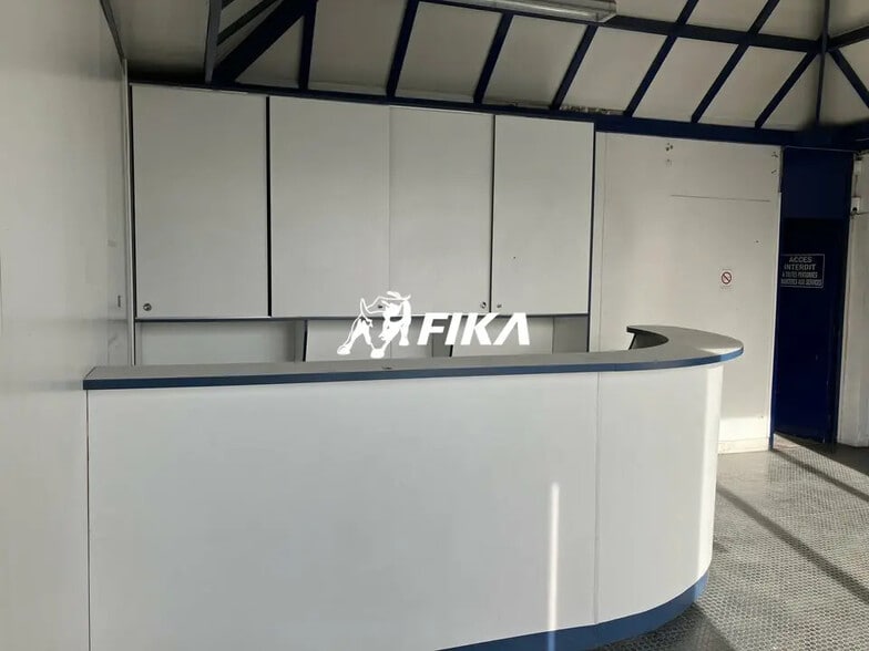 Light Industrial in Lormont to rent - Interior Photo - Image 2 of 7