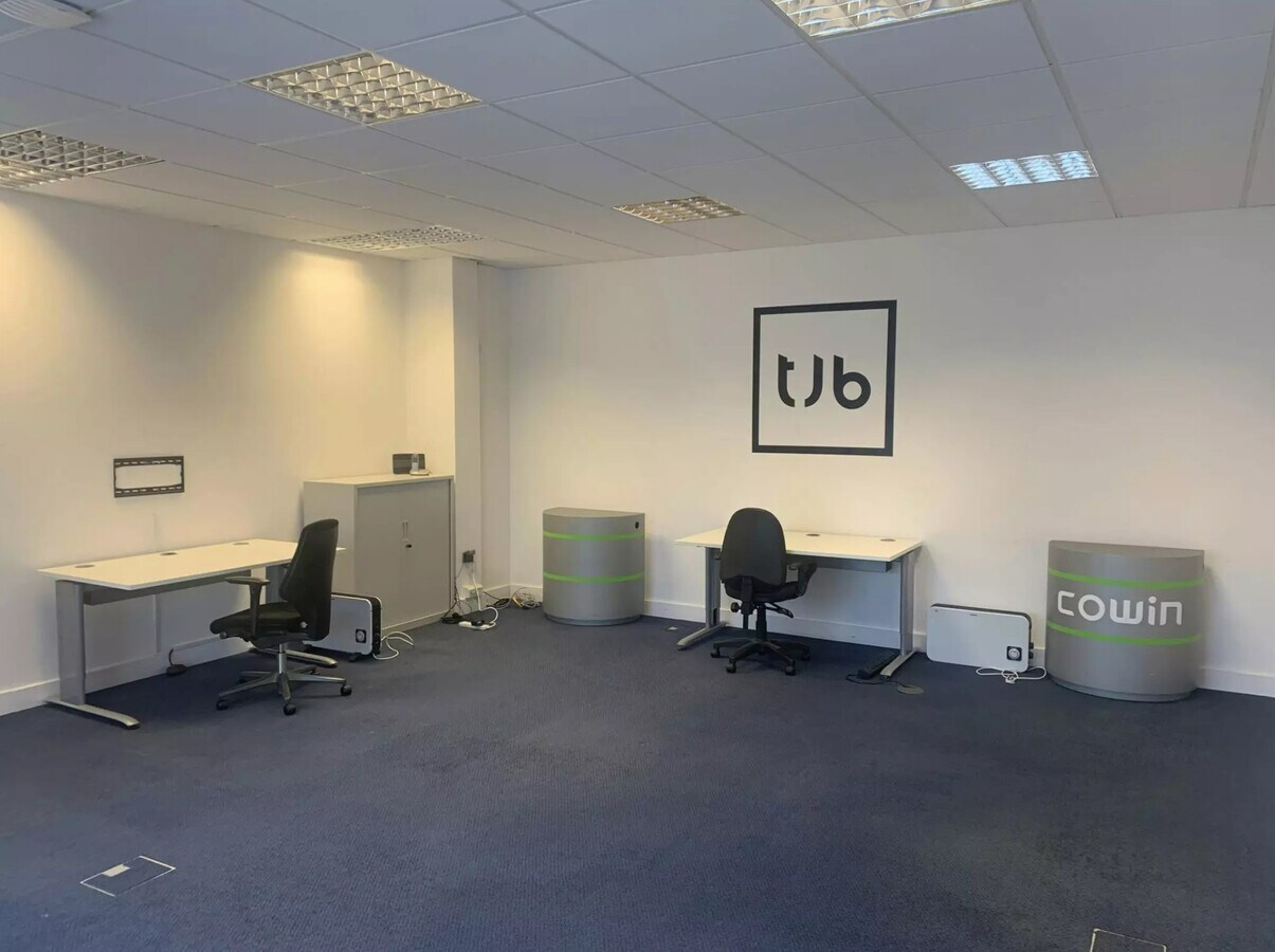 Bedford Rd, Petersfield, HAM GU32 3QG - Unit 7 - - Interior Photo - Image 1 of 4