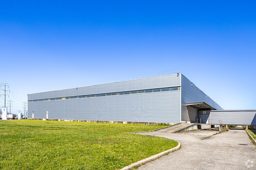 30 Rue Du Traité De Rome, Mions to rent - Building Photo - Image 2 of 4