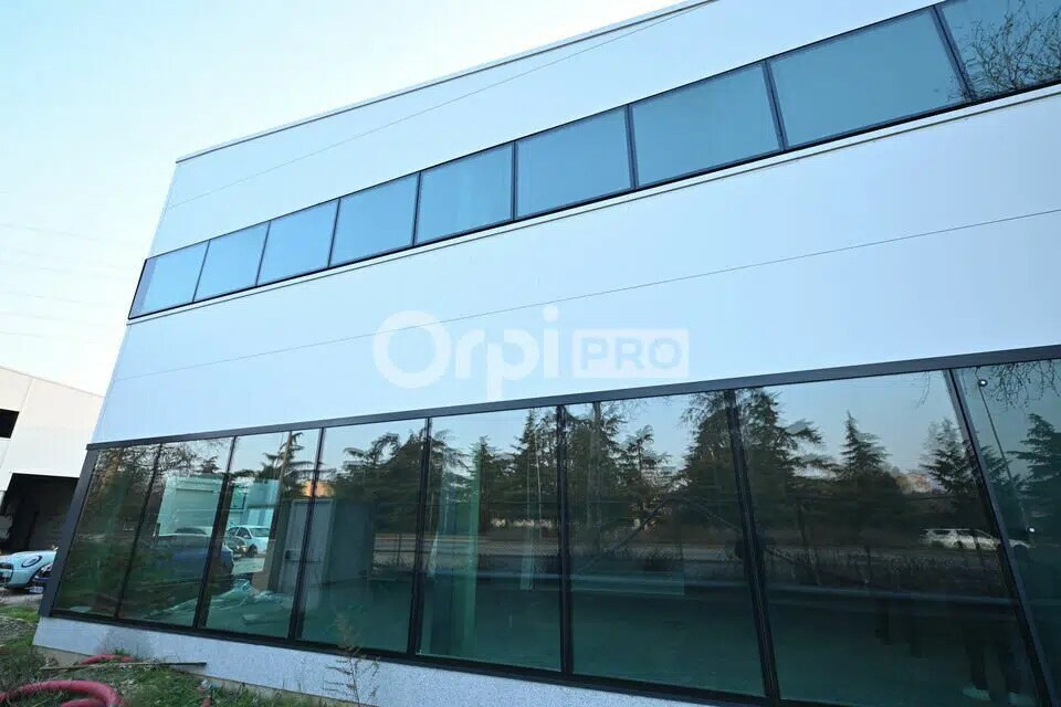 Light Industrial in Vénissieux to rent Building Photo- Image 1 of 2