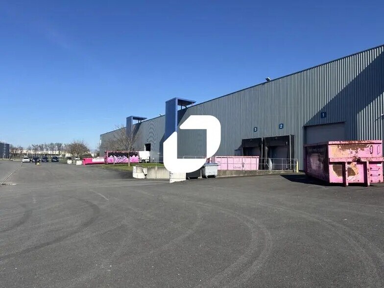 Office in Blanquefort to rent - Building Photo - Image 2 of 7