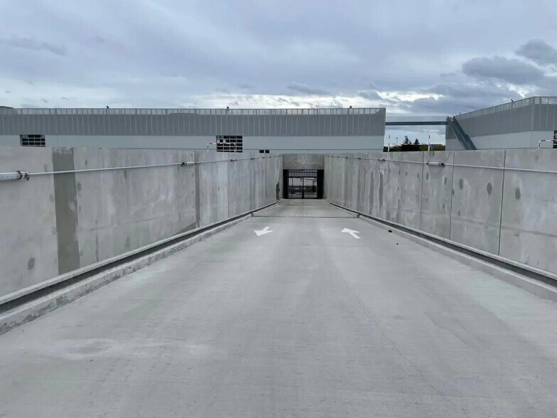 Industrial in Vitry-sur-Seine to rent - Building Photo - Image 2 of 8