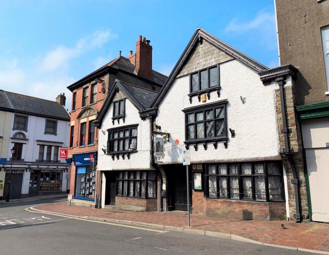 17 High St, Torrington to rent Primary Photo- Image 1 of 7