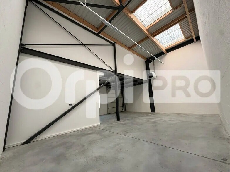 Light Industrial in Lieusaint to rent - Interior Photo - Image 2 of 6