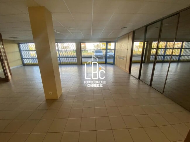 Location Local d'activités 568 m²