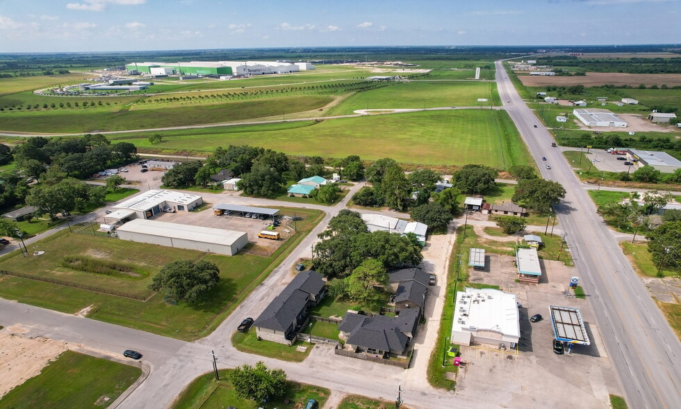 301 Avenue H, Van Vleck, TX for sale - Building Photo - Image 3 of 102