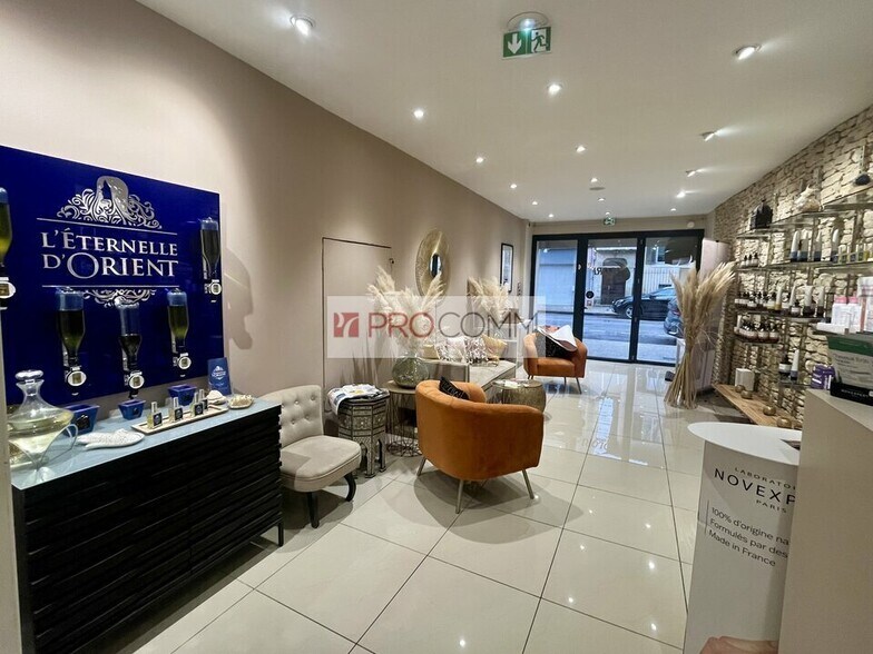 Retail in Cavaillon for sale - Lobby - Image 2 of 12