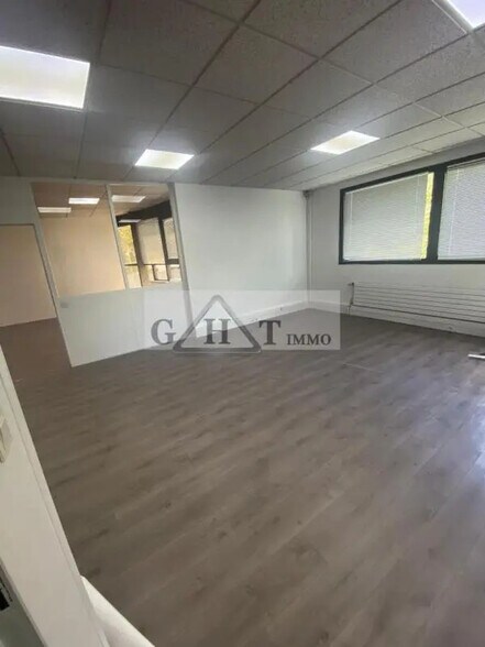 Office in Créteil to rent - Interior Photo - Image 3 of 3
