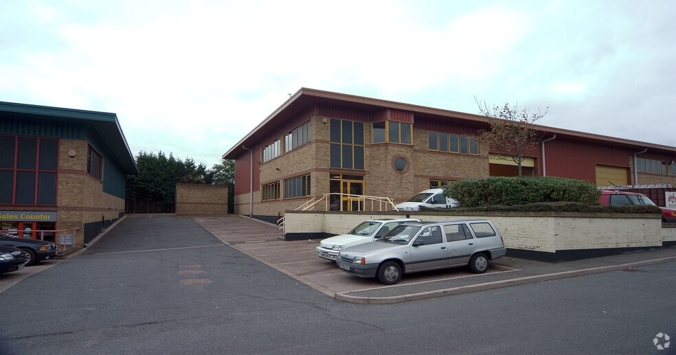 Ryan Way, Watford to rent - Building Photo - Image 2 of 3