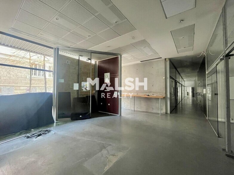 Retail in Lyon to rent - Building Photo - Image 2 of 13