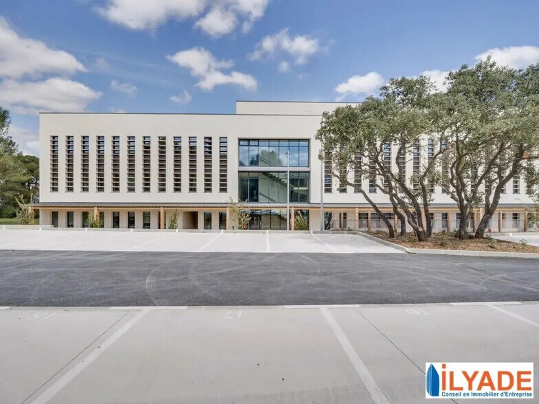 Office in Aix-en-Provence to rent - Building Photo - Image 1 of 8