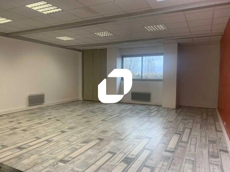 Office in Chilly-Mazarin to rent - Interior Photo - Image 3 of 5