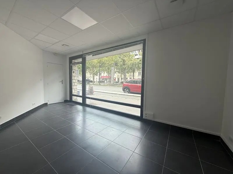 Retail in Paris to rent Interior Photo- Image 1 of 7