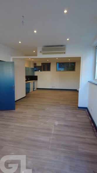 Breasy Pl, London to rent - Commercial Listing Video - Image 2 of 12