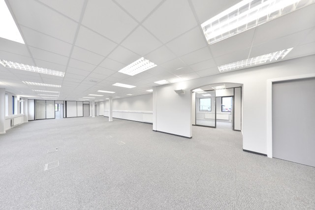 1-8 Freskyn Pl, Broxburn to rent - Interior Photo - Image 3 of 10