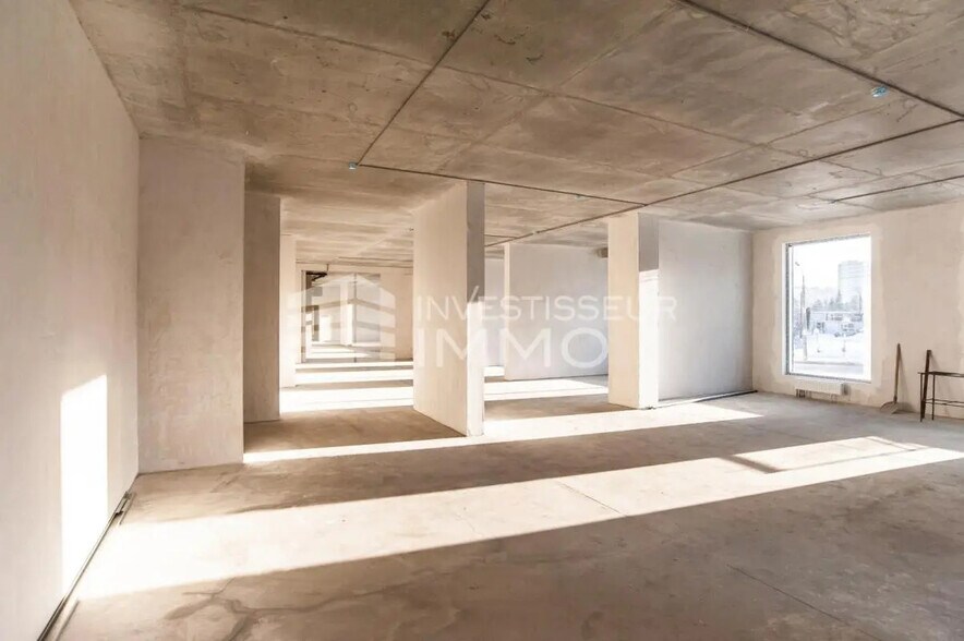 Retail in Longperrier to rent - Interior Photo - Image 2 of 14