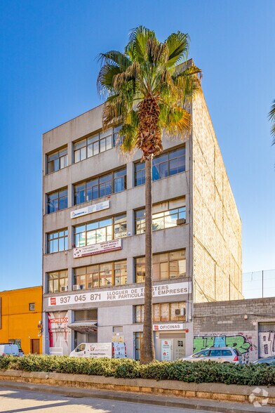 Industrial in L'Hospitalet de Llobregat, Barcelona to rent - Building Photo - Image 3 of 5