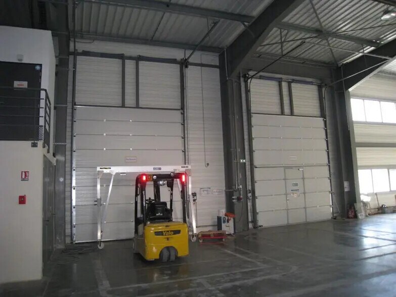 Industrial in Aubagne to rent - Building Photo - Image 3 of 9