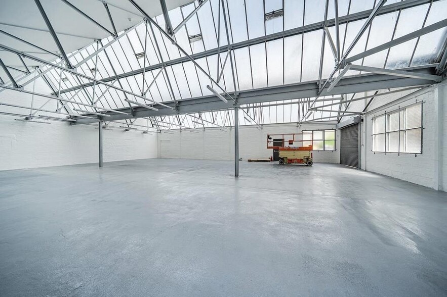 Carlisle Rd, London to rent - Building Photo - Image 3 of 13