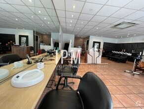 Retail in Marseille to rent Interior Photo- Image 2 of 4