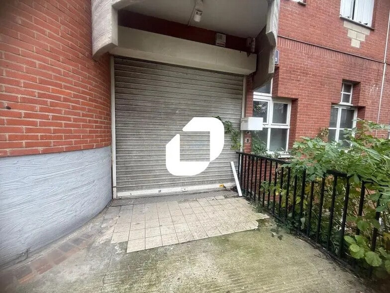 Retail in Cergy to rent - Building Photo - Image 1 of 5