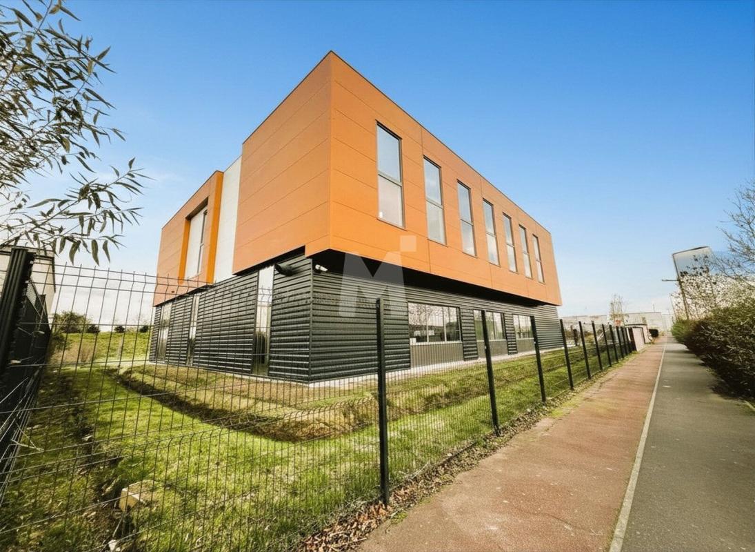 Industrial in Bondoufle for sale Building Photo- Image 1 of 8