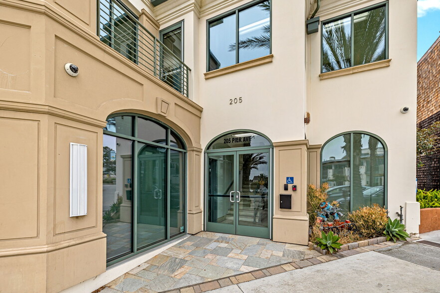 205 Pier Ave, Hermosa Beach, CA for rent - Building Photo - Image 2 of 17