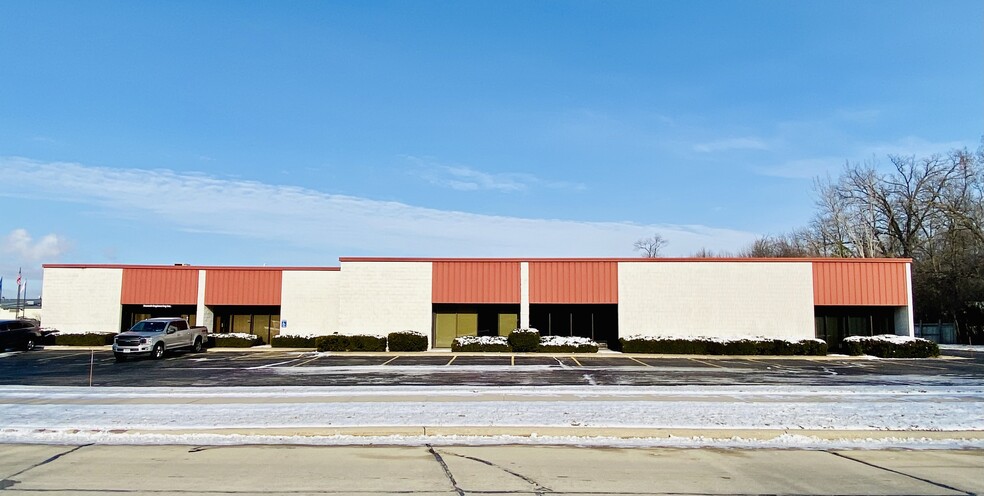 2416 Industrial Dr, Neenah, WI for rent - Building Photo - Image 2 of 5