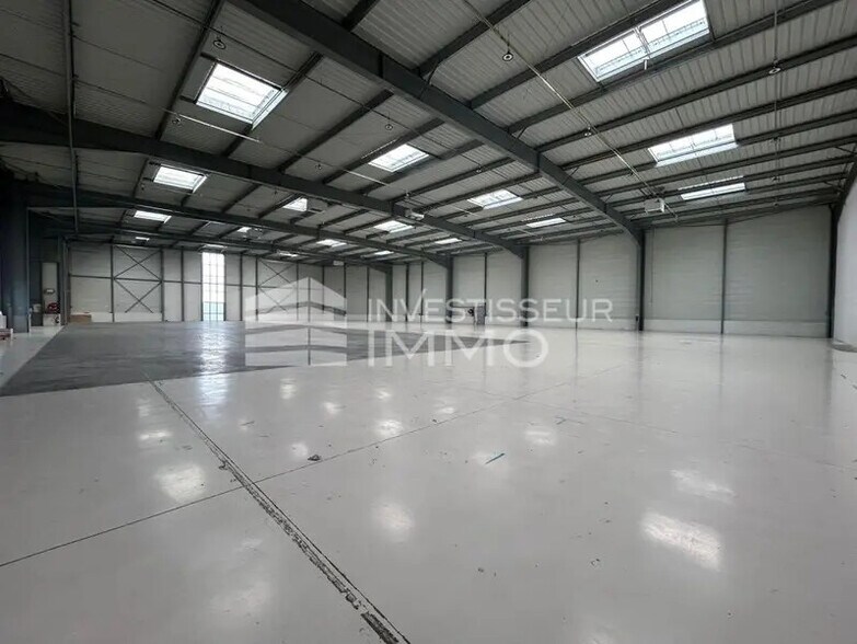 Light Industrial in Le Mesnil-Amelot to rent - Interior Photo - Image 1 of 10